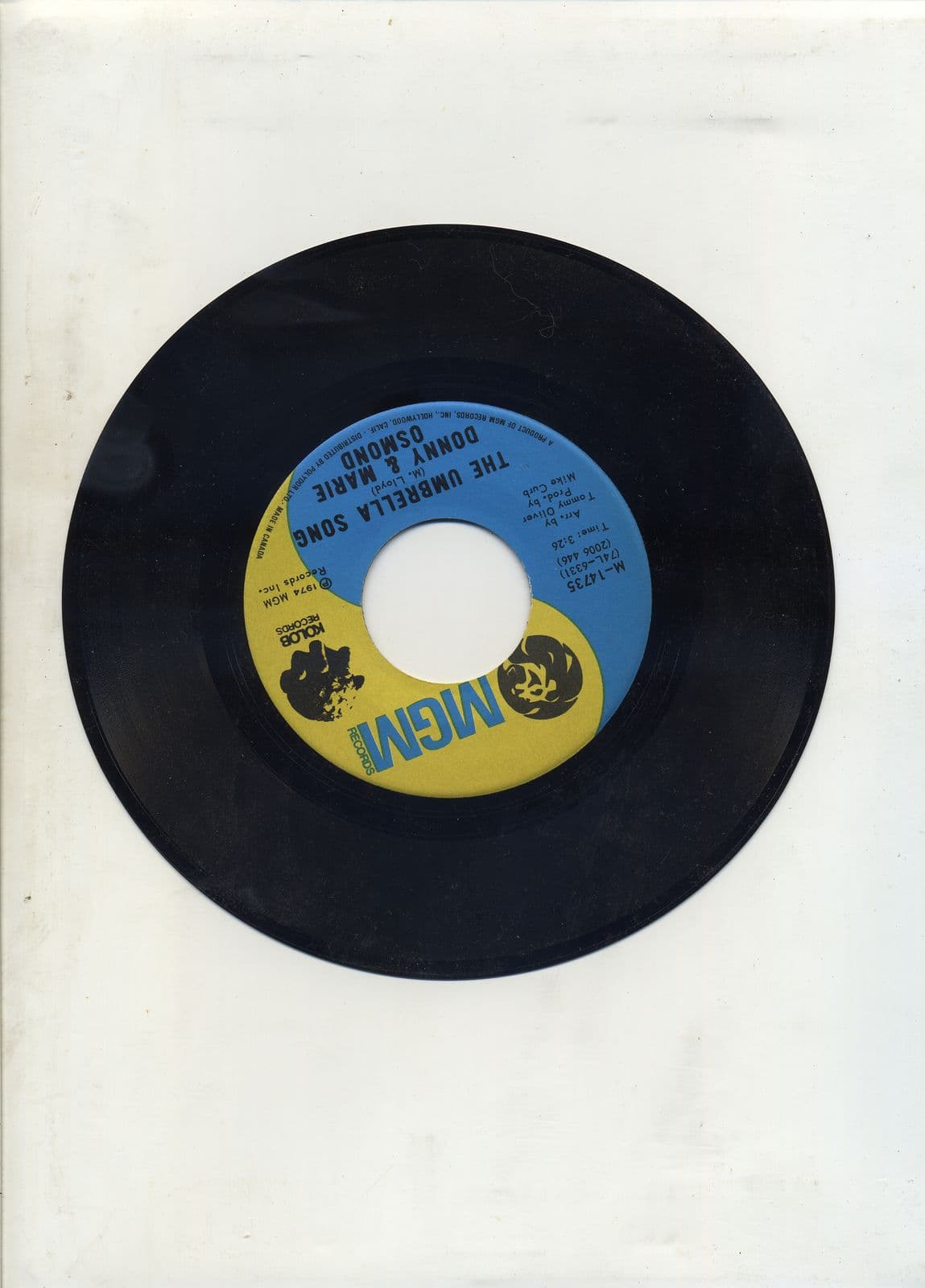 Donny_and_Marie_Osmond--I_m_Leaving_it-The_Umbrella_Song-VLS-1974-WUS
